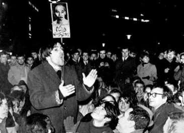 [Dutschke skandiert: Ho, Ho, Ho Chi Minh!]