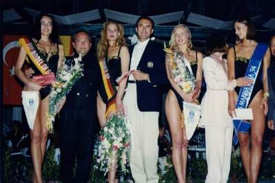 [�ger zwischen seinen 'Models']