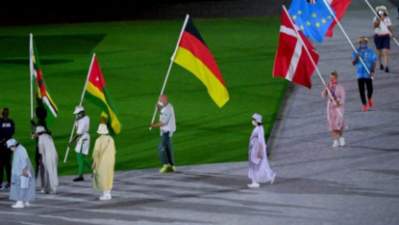[Trauermarsch der Covidioten - mit Narrenkappen vorm Maul]