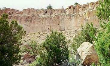 [H�hlenwohnungen in den Puye-Klippen]