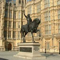 [Denkmal Richards vor dem Parlamentsgeb�ude]