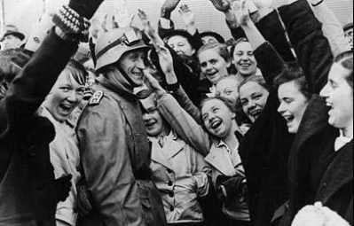 [Die �berfallenen �sterreicher jammern]