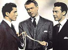 Der 'Rope' (1948) l��t das Mi�trauen von James Stewart gegen�ber Farley Granger und John Dall wachsen.