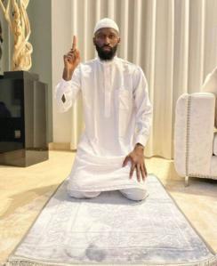 [Antonio R. mit erhobenem Zeigefinger auf dem Gebetsteppich, Ramadan 2024]