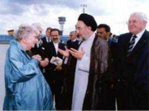 [Annemarie Schimmel mit dem iranischen Mullah-Führer Khatami]