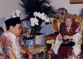 [Schimmel mit dem indonesischen Präsidenten Abdurrahman Wahib alias 'Gus Dur']