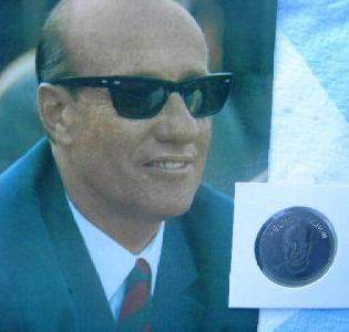 [Bundeskanzler Helmut Sch�n mit der Nobelpreismedaille]