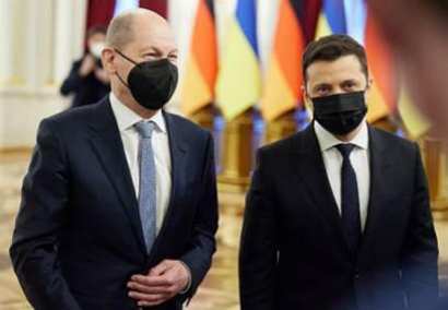 [zwei Covidioten mit Narrenkappen vorm Maul]