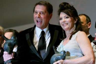 [Der B.Z.-Kultur-Preis - in Form einer Mussolini-Statue, die den 'r�mischen Gru�' entbietet]