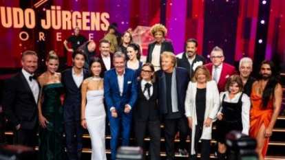 [Tuntenball der ARD 2024; ganz rechts 'Conchita Wurst']