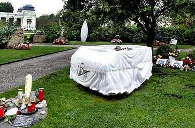 [Udos Grabfl�gel in Wieni]