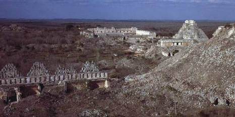 [Das Ruinenfeld von Uxmal]