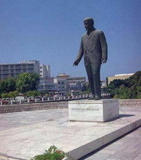 [Denkmal auf Lenin, pardon Venizelos, den Verderber Griechenlands, um den ein ähnlicher Heldenkult 
veranstaltet wird wie um den sowjetischen Revolutionsführer]