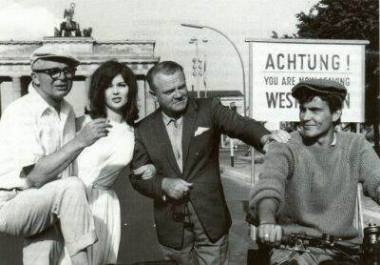 Billy Wilder, Pamela Tiffin, James Cagney und Horst Buchholz bei den Dreharbeiten zu 'Eins, Zwei, Drei' (1961) 