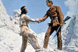 [Deutscher Entwicklungshelfer �berreicht indianischem Staatsoberhaupt ein Gewehr, damit der den Frieden besser bewahren kann]