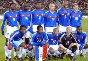 [Die ganze Affenbande schreit: Wo ist die Kokosnu�?]