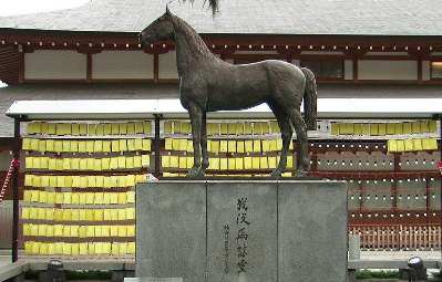 [Pferdedenkmal vor dem Yasukuni-Schrein]