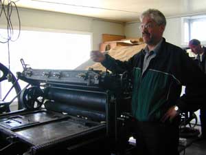 hemn9b.jpg (18755 bytes)