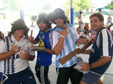 Y las manos de todos los giles cumbieros arriba