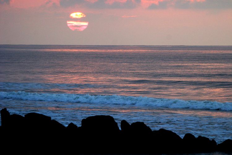Folly Beach Cam shot August 17, 2004.&nbsp; Wow!