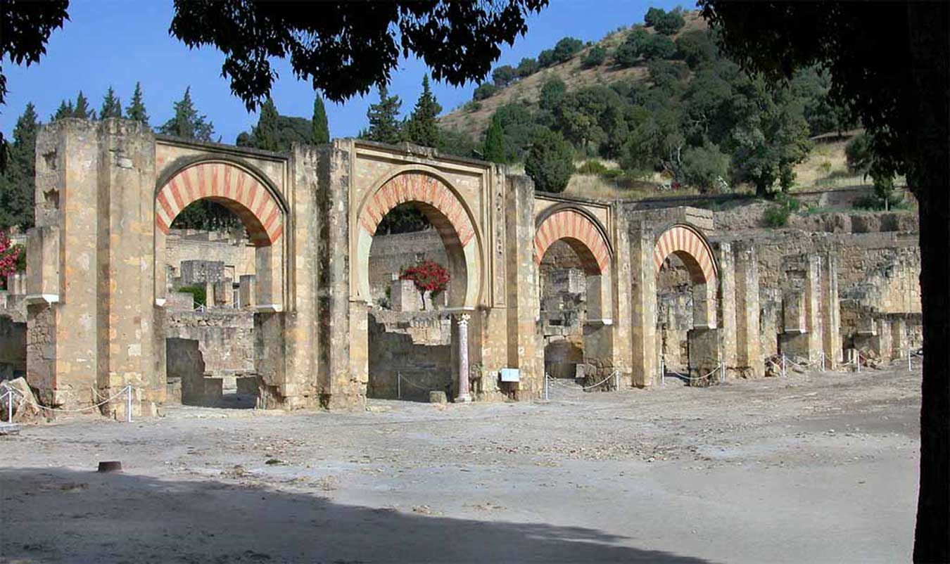 Pórtico del patio de armas de Medina Azahara