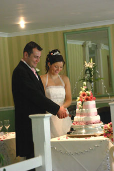 A wedding photographer for wedding photography in Aylesbury, Buckinghamshire and surrounding counties including Berkshire, Surrey, Oxfordshire, Hampshire, London, Middlesex and the whole of southern England