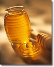 La miel de abejas en un frasco