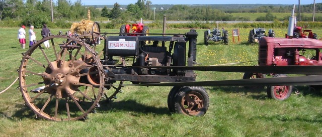Farmall powering the thrasher