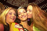 Sheila Malek aus Passau ist in der Nacht zum Samstag in der Diskothek Aladin in Simbach bei Landau zur neuen Miss Bayern-Ost gewShlt worden. Sie darf jetzt Ostbayern bei derWahl der Miss Bayern vertreten. Sheila Malek ist 20 Jahre alt und studiert in M�nchen Jura. Ihre Familie betreibt in Passau das Caf* Doppeldecker. Auf Platz 2 kam die Regensburger Sch�lerin Theresa Drescher (19)  vor  Karin Bachmaier (19), einer Bankkauffrau aus Simbach die in Eggenfelden arbeitet. Weil sie nicht bis zur Siegerehrung bleiben konnte, zeigt das Bild rechts die Viertplazierte im Wettbewerb: Die 20jShrige Hotelfachfrau Tina Kromholz aus Schierling.