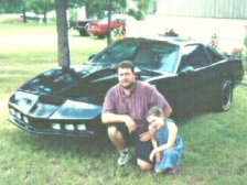 Foto familiar: pap�, la ni�a y el coche