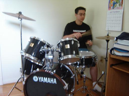 look at that idiot behind thoose drums