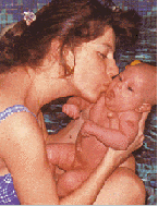 bebe en brazos