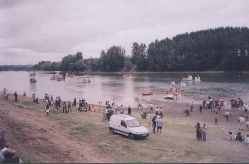 Rafts.JPG (36124 bytes)