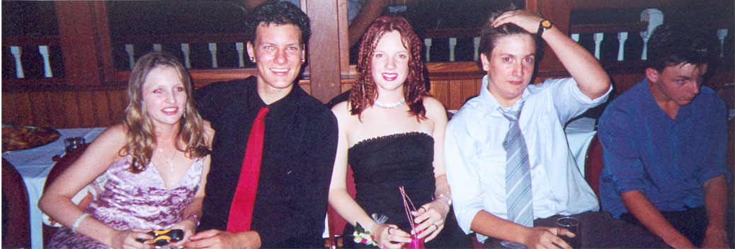 LOL SO VERY VERY FUNNY!!!! why do i always look like such a white freakish person in these photos! ok well ash k is first (her and nathan woo look at that.) then nathan yes, then whitey ie me, then RUPERT!! then sam.