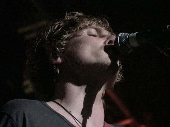 singing..i love his voice ahh