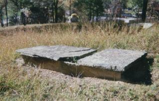 slabgrave3.jpg (17285 bytes)