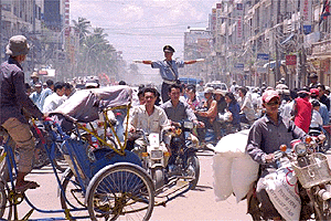 Het chaotische verkeer in Phnom Penh roept prettige herinneringen op aan India.