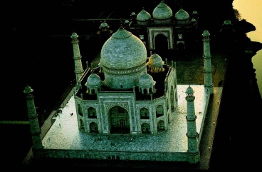 Met dank aan Yann Arthus Bertrand, de fameuze Taj Mahal vanuit de lucht gefotografeerd. Klik op de foto voor een link naar de website van Yann Arthus Bertrand.