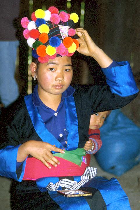 Een vrouw van de Hmong minderheid (met kind).