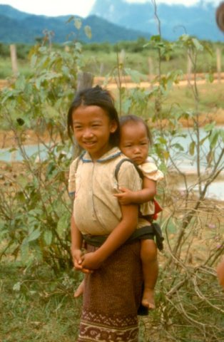 Kinderen in Laos werken hard mee op het land!
