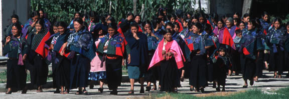 De kleurrijke vrouwen in Zinacant�n.Copyright: Russell Gordon: www.russellgordon.net