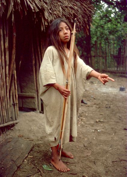 Ook de kinderen van de Lacand�nindianen dragen nog traditionele, witte gewaden.