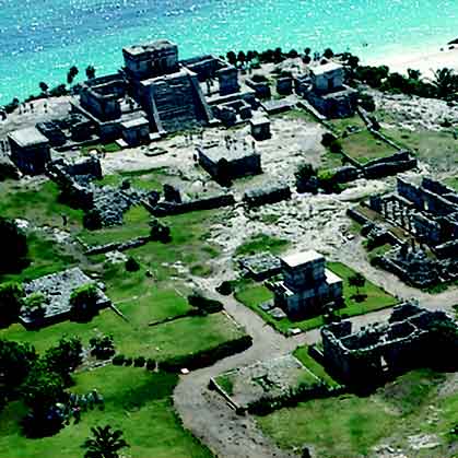 Het uitzicht vanaf en op de ru�nes van Tulum is zonder meer spectaculair