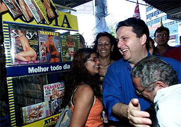 Olha que traveco gostoso! Vou comrpar essas revistas com a grana que era pra ter sido gasta no combate ao mosquito da dengue, com a educa��o, com a serguran�a p�blica...