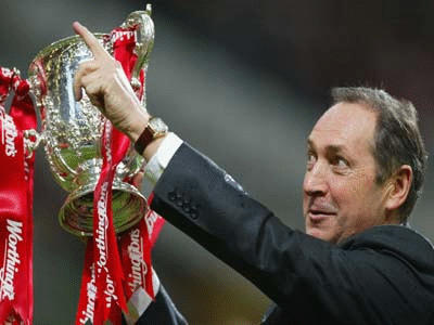 Houllier produces the Cup to the fans. :) He loves the fans of Liverpool... well, they are the best in the world!