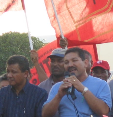 Genaro L�pez se dirije a los manifestantes el 25 de enero