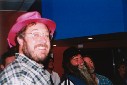 no tie therefore hat.