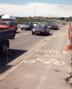 Wrong way "cycle lane" markings, Quincentenial Bridge