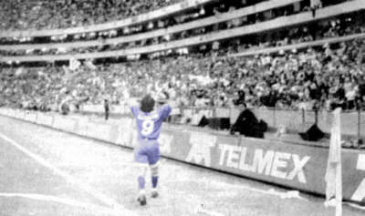 Foto Enrique Gutierrez - Diario deportivo La Afici�n No. 24,116 - Lunes 13 de Diciembre de 1999 - Edici�n Conejo Triste