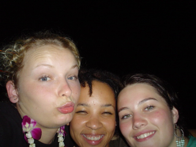 Kim und Megan, mit einer etwas gestoerten, die sie am Strand gefunden hatten